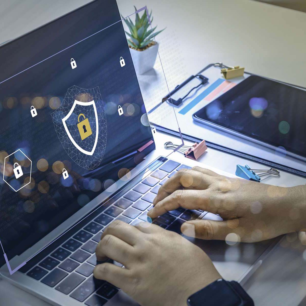 antivirus sécurité informatique mains avec ordinateur portable